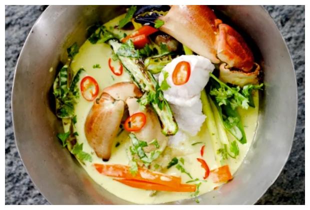 Curry thaïlandais au crabe et au poisson-chat