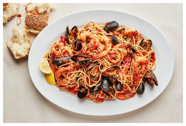 Spaghetti aux fruits de mer avec moules et crevettes